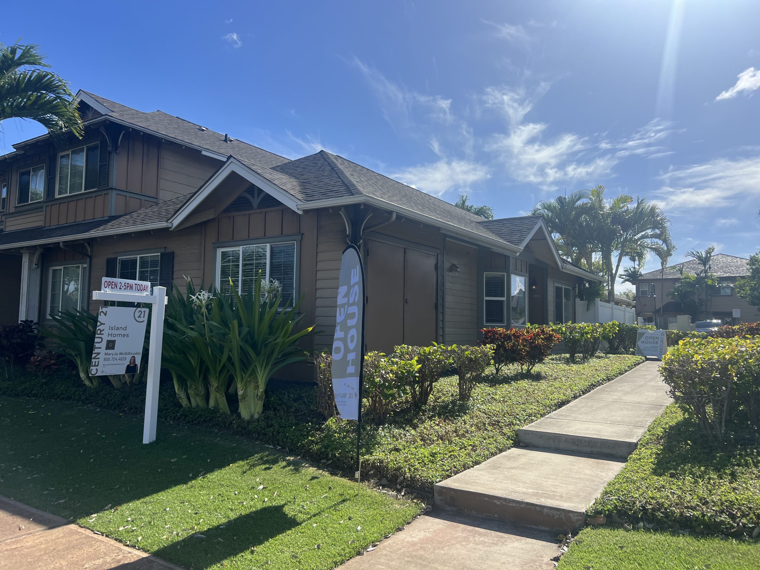 Residential neighborhood in Mililani Hawaii with green landscaping and mountain backdrop