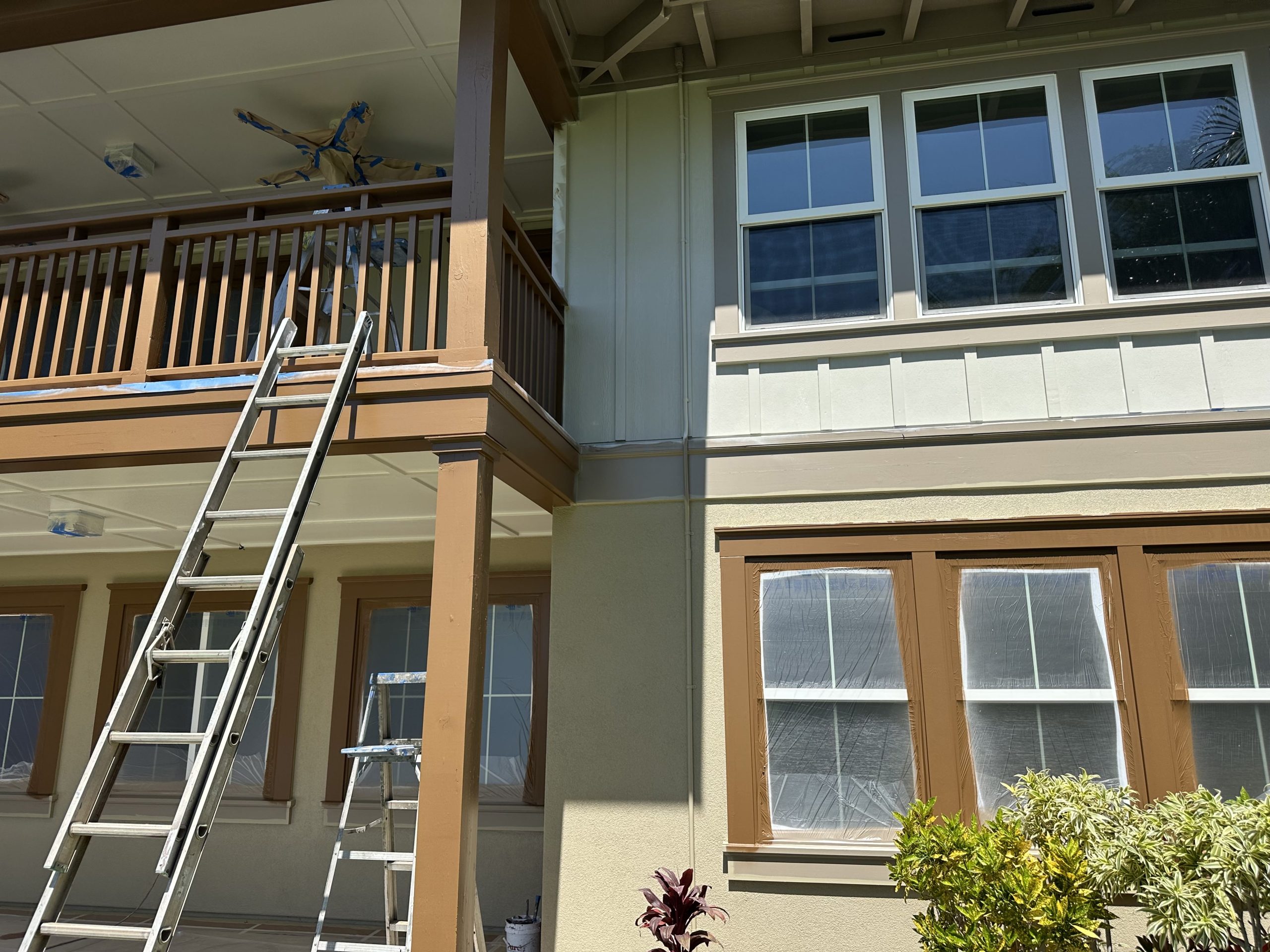 Exterior painting of an Oʻahu home with clear skies — dry-season painting guide